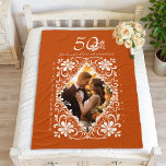 Couverture Polaire Couples romantiques Photo brûlée Orange 50 Anniver<br><div class="desc">La couverture en toison présente une belle aquarelle d'un cadre floral blanc sur un arrière - plan orangé chaud et terreux. Échangez facilement l'image et customisez les numéros d'anniversaire du jalon (10, 20, 30, 40, 50, 60, 70, 80 ou 90) pour en faire le vôtre ! La couverture en toison...</div>