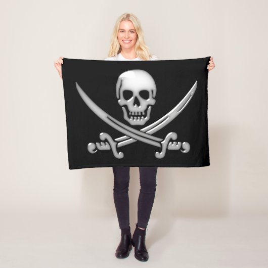 Couverture Polaire Crâne de pirate et os croisés avec épée (En situation)