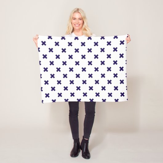 Couverture Polaire Croix bleu marine sur blanc (En situation)
