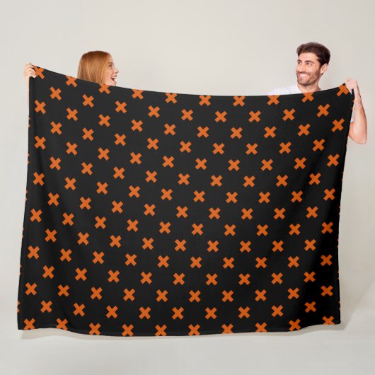 Couverture Polaire Croix orange sur le noir (En situation)