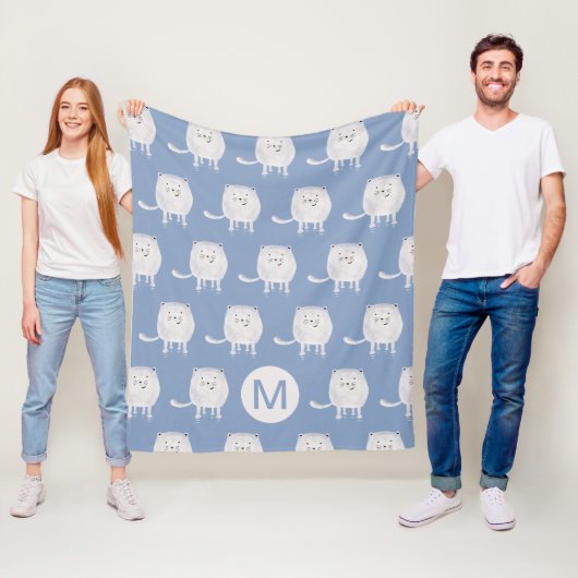Couverture Polaire Cute Bouncing White Cat Pattern Monogram Blue (En situation)