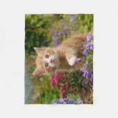 Couverture Polaire Cute chaton gingembre dans un jardin (Devant)