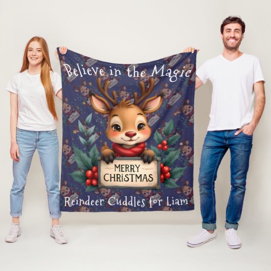 Couverture Polaire Cute Christmas Reindeer with Holly and Sign (En situation)
