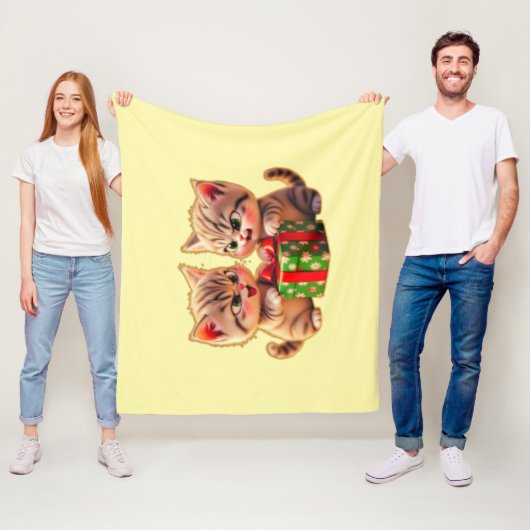 Couverture Polaire **Cute Kittens Fighting Over a Gift – Funny Christ (En situation)