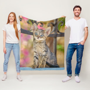 Couverture Polaire Cute Young Tabby Kitten aux yeux bleus dans un jar