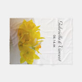 Couverture Polaire Daffodiles jaunes sur le mariage du printemps blan (Devant (Horizontal))