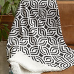 Couverture Polaire Décor gris et blanc motif design antique<br><div class="desc">Motifs d'ornement gris foncé avec des motifs antiques sur un arrière - plan blanc personnalisé.</div>