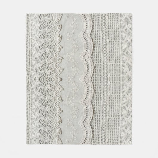 Couverture Polaire Dentelle blanche subtile, gros plan textile. (Devant)