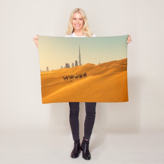 Couverture Polaire Deserts | Dubai's Skyline View with Camels (En situation)