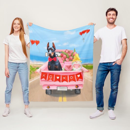 Couverture Polaire Doberman Chien Saint-Valentin Coeurs de camion (En situation)