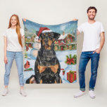 Couverture Polaire Doberman Winter Wonderland Christmas Joy<br><div class="desc">Ce design festif reflète l'esprit joyeux de la période des fêtes, avec un adorable petit portant un chapeau de Père Noël. Le chien est niché dans un pays des merveilles hivernales, avec un bonhomme de neige, un sapin de Noël décoré et des cadeaux joliment emballés. Les flocons de neige tombent...</div>