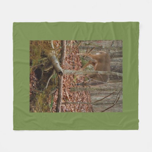 Couverture Polaire Doe Deer dans les arbres (Devant (Horizontal))