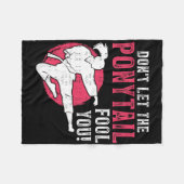 Couverture Polaire Dont Let The Ponytail Fool You Martial Arts Girl - (Devant (Horizontal))