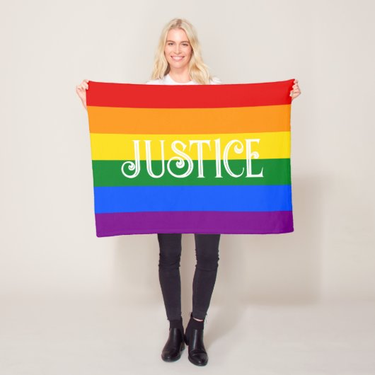 Couverture Polaire Drapeau arc-en-ciel de fierté / JUSTICE (En situation)