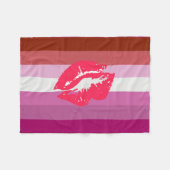 Couverture Polaire Drapeau de fierté lesbienne au rouge à lèvres (Devant (Horizontal))
