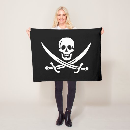 Couverture Polaire Drapeau pirate crâne épées croisées (En situation)