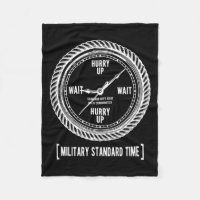 Drôle de se dépêcher et d'attendre l'heure militai