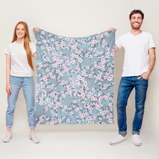 Couverture Polaire Dusky Pink Dusty Blue Cherry Blossoms (En situation)