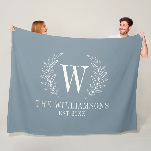 Couverture Polaire Dusty Blue Modern Laurel Leaf Monogramme (En situation)