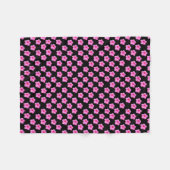 Couverture Polaire "Élégance florale : Hibiscus rose fleurit sur noir (Devant (Horizontal))