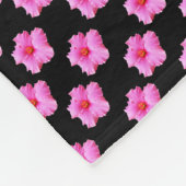 Couverture Polaire "Élégance florale : Hibiscus rose fleurit sur noir (Coin)