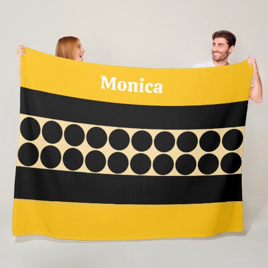 Couverture Polaire Elegant black & yellowpolka dots monogram name (En situation)