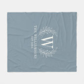 Couverture Polaire Élégant Monogramme Dusty Blue Nom de famille (Devant (Horizontal))