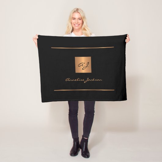 Couverture Polaire Élégant monogramme noir or nom script moderne (En situation)
