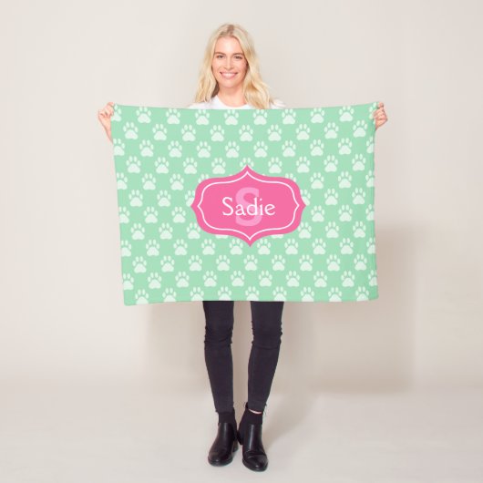 Couverture Polaire Empreintes de patte vert menthe et monogramme & no (En situation)