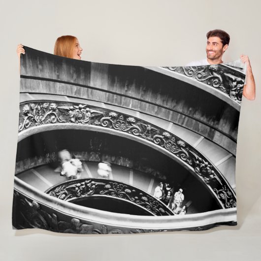 Couverture Polaire Escalier romain noir et blanc (En situation)