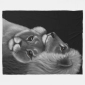 Couverture Polaire Éternel Bond : L'amour du lion dans les ombres (Devant (Horizontal))