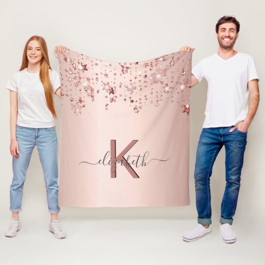 Couverture Polaire étoiles rose or blush monogramme nom élégant (En situation)