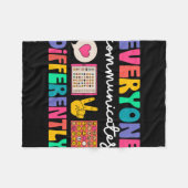 Couverture Polaire Everyone Communicates Differently Special Educatio (Devant (Horizontal))
