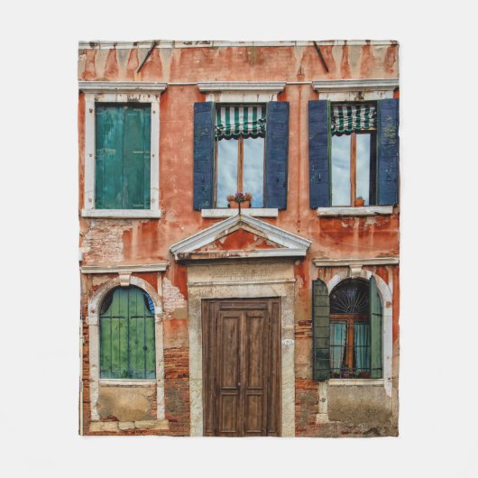 COUVERTURE POLAIRE FAÇADE DE BÂTIMENT PEINTE ORANGE (Devant)