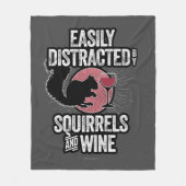 Couverture Polaire Facilement distrait par les écureuils et le vin (Devant)