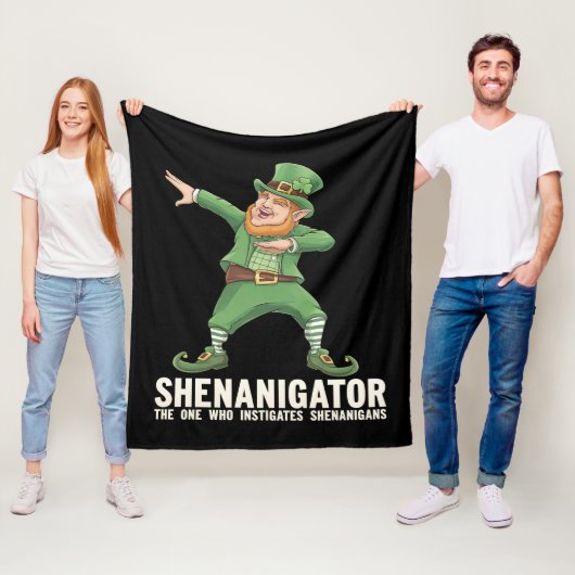 Couverture Polaire Farceur de Shenanigator Saint-Patrick Dabbing (En situation)