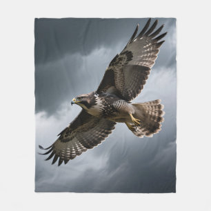 Couverture Polaire Faucon majestueux s'élevant dans les nuages d'orag