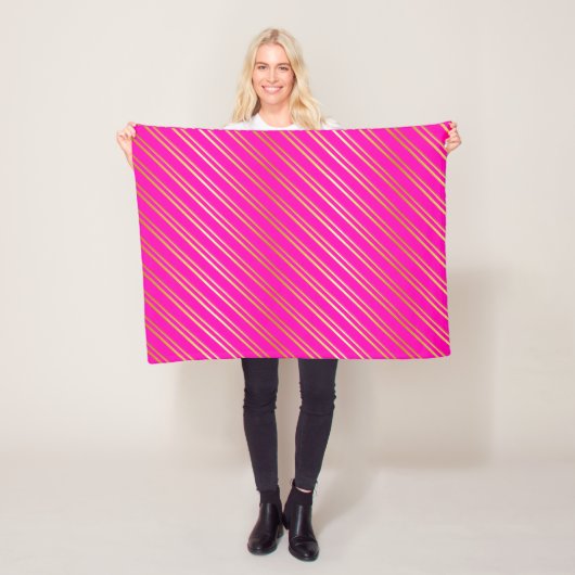 COUVERTURE POLAIRE FAUX BANDES D'OR SUR FOND ROSE (En situation)