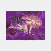 Couverture Polaire Fée d'imaginaire et fleurs pourpres (Devant (Horizontal))