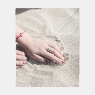 Couverture Polaire Femme allongée sur le sable blanc