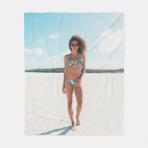 Couverture Polaire Femme en bikini debout sur le sable