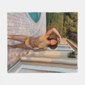 Couverture Polaire Femme en bikini jaune debout sur le flo de brique (Devant (Horizontal))