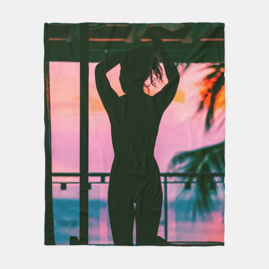 Couverture Polaire Femme en débardeur noir et pantalon debout sur le (Devant)