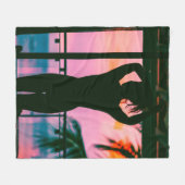 Couverture Polaire Femme en débardeur noir et pantalon debout sur le (Devant (Horizontal))