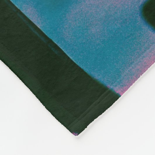 Couverture Polaire Femme en débardeur noir et pantalon debout sur le (Coin)