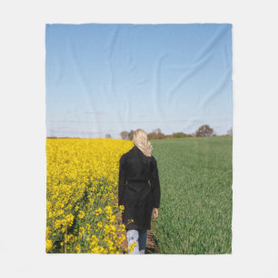 Couverture Polaire Femme en manteau noir debout sur un terrain d'herb
