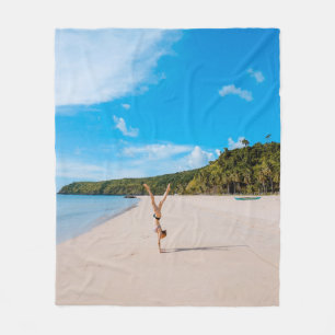 Couverture Polaire Femme faisant acrobate sur la côte près de la mo