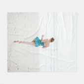 Couverture Polaire Femme marchant sur le rivage près de la plage (Devant (Horizontal))