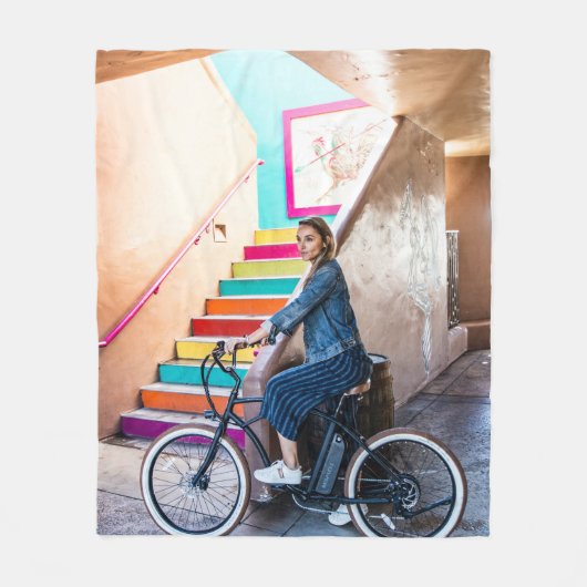 Couverture Polaire Femme portant veste et shorts en denim bleu  (Devant)