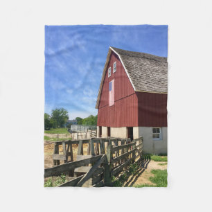 Couverture Polaire Fermes Grange rouge avec drapeau américain